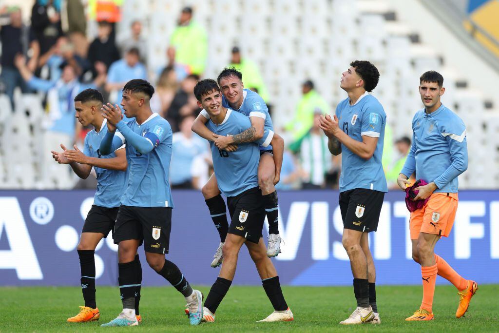 Camigrantes Charruas - SI ES HOYSUPERCLÁSICO DEL FUTBOL URUGUAYO. 15:30  HORA DE URUGUAY, 20:30 HORA DE ESPAÑA POR UN CLÁSICO SIN VIOLENCIA QUIEN  GANA??? AGUANTE LA CELESTEAGUANTE URUGUAY!!!🇺🇾💪