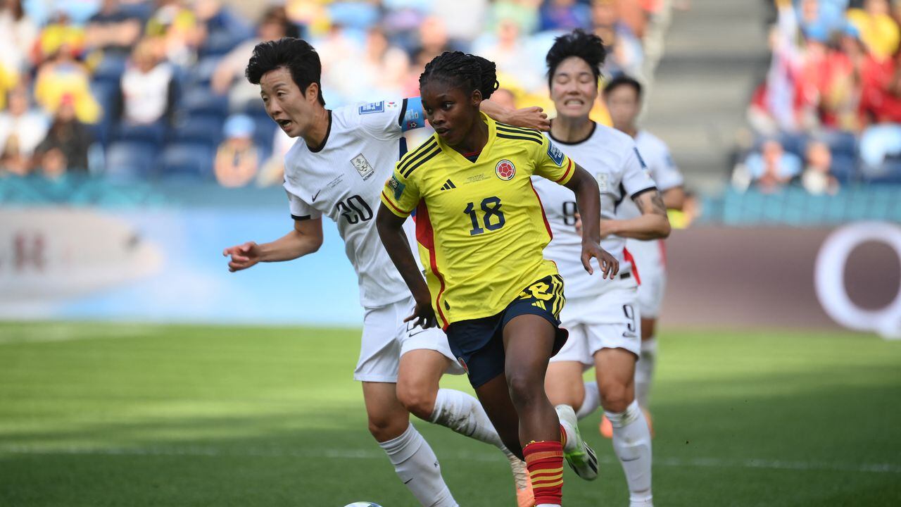Linda Caicedo disputa un balón en el partido contra Corea del Sur