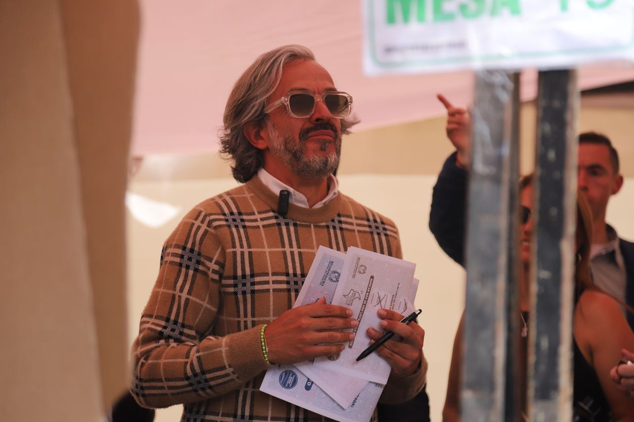 el candidato a la Alcaldía de Bogotá, Juan Daniel Oviedo ejerce su derecho al voto
