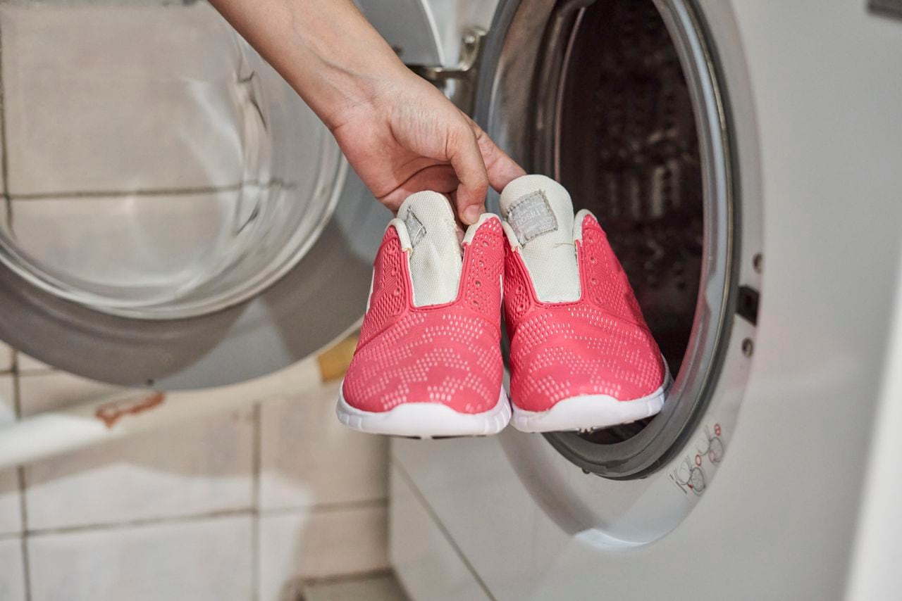 Lavar los tenis en lavadora puede ser un proceso desafiante.