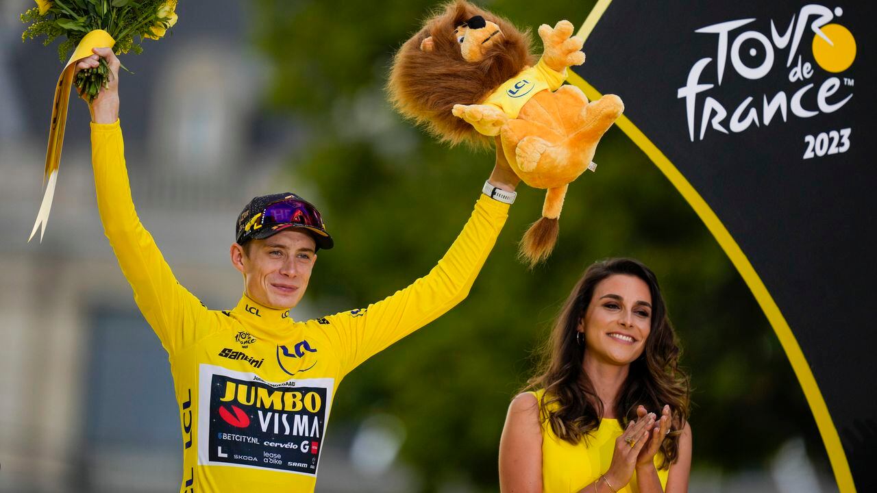 El ganador del Tour de Francia, el danés Jonas Vingegaard, con el maillot amarillo de líder general, celebra en el podio después de la vigésima primera etapa de la carrera ciclista del Tour de Francia de más de 115 kilómetros (71,5 millas) con inicio en Saint-Quentin-en-Yvelines y final en la avenida de los Campos Elíseos en París, Francia, el domingo 23 de julio de 2023. (Foto AP/Thibault Camus)