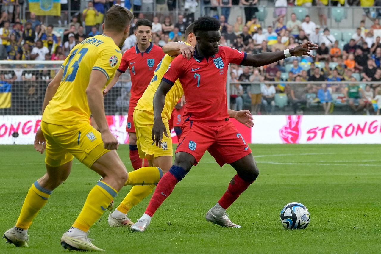 El inglés Bukayo Saka disputa el balón en el encuentro de Grupo C de la eliminatoria al Campeonato Europeo ante Ucrania en Cracovia, Polonia el sábado 9 de septiembre del 2023. (AP Foto/Czarek Sokolowski)