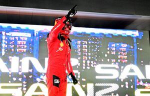 Carlos Sainz festeja su triunfo en Singapur.