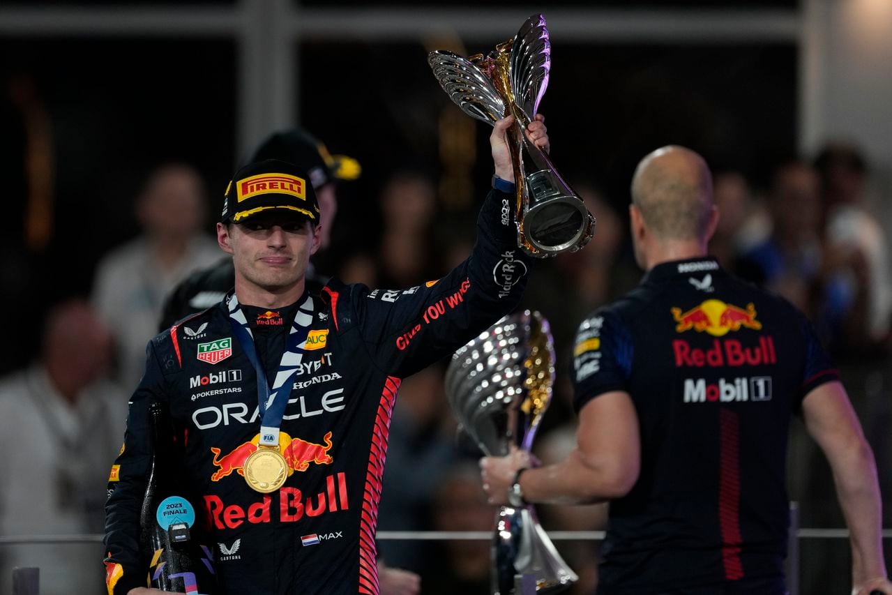 El piloto de Red Bull Max Verstappen de Países Bajos celebra después de ganar la carrera del Gran Premio de Fórmula Uno de Abu Dabi en el circuito de Yas Marina, Abu Dabi, Emiratos Árabes Unidos, el domingo 26 de noviembre de 2023. (Foto AP/Kamran Jebreili)
