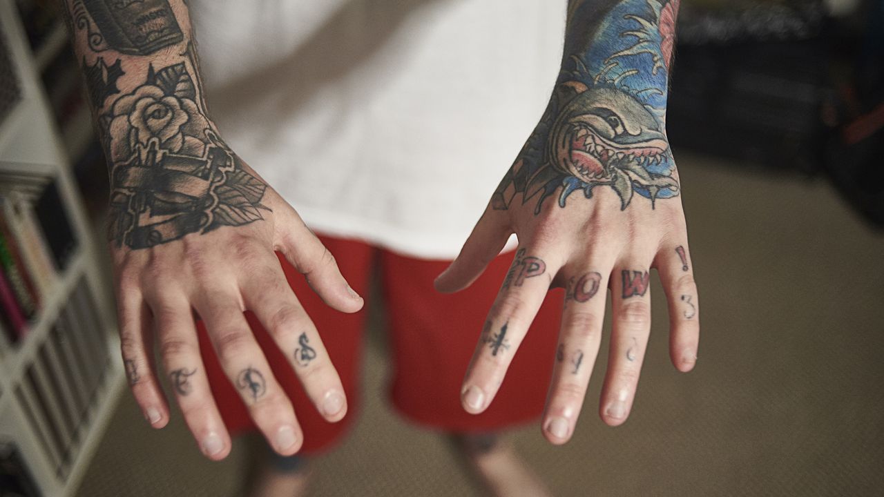Entre las diversas teorías sobre la eliminación de tatuajes, surge el debate sobre la eficacia del agua oxigenada.