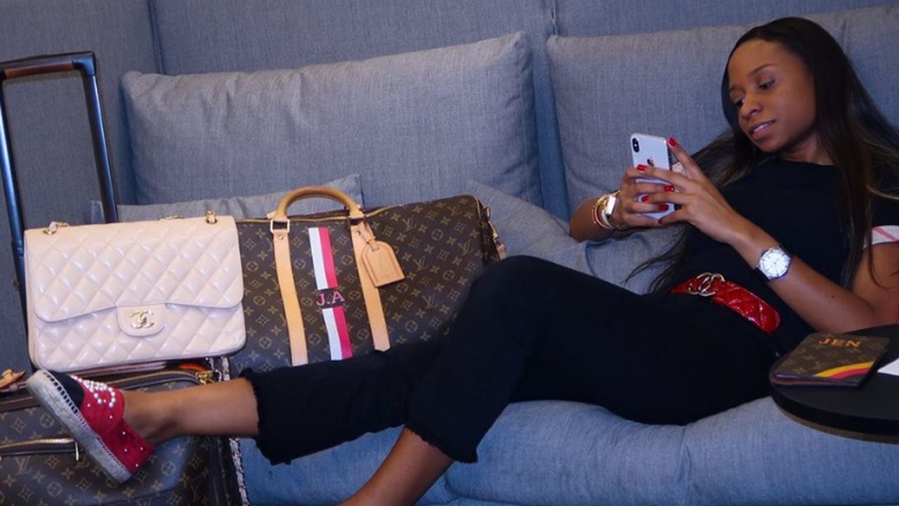 Jenny Ambuila, presumiendo sus bolsos Louis Vuitton y sus alpargatas Coco Chanel.