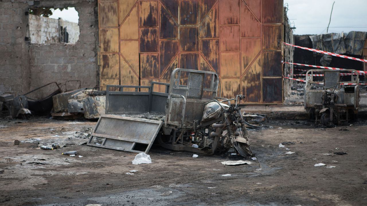 Al menos 34 personas murieron en un incendio registrado este sábado en Benín, donde 20 más rresultaron gravemente heridas. Foto AFP(Photo by Yanick Folly / AFP)