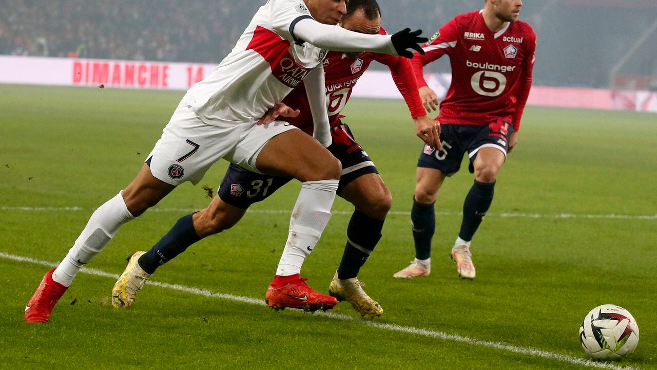 Kylian Mbappé del PSG lucha por el balón con Ismaily del Lille durante el partido de fútbol de la Liga Francesa Uno entre Lille y PSG en el estadio Pierre Mauroy en Villeneuve d'Ascq, norte de Francia, el domingo 17 de diciembre de 2023. (Foto AP/Michel Spingler)