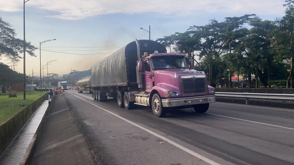 Habilitan vía Bogotá - Villavicencio para vehículos de carga.