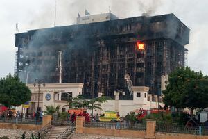 El 2 de octubre se produjo un gran incendio en la sede de la policía en la ciudad egipcia de Ismailia, hiriendo al menos a 25 personas, según fuentes de seguridad.