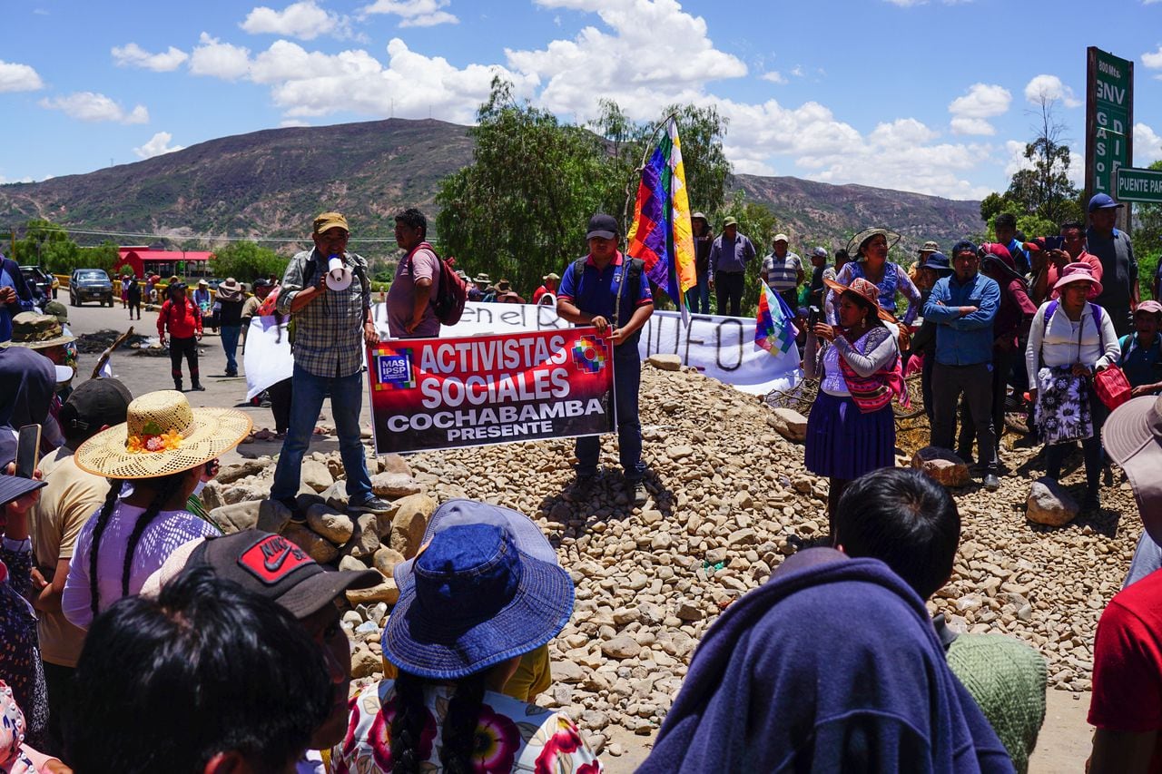 Campesinos bloquearon varias carreteras en Bolivia para exigir la renuncia de los jueces que inhabilitaron al expresidente Evo Morales como candidato a las elecciones presidenciales de 2025.
