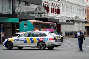 Un oficial de policía armado de Nueva Zelanda se encuentra en un control de carretera en el distrito central de negocios luego de un tiroteo en Auckland, Nueva Zelanda, el jueves 20 de julio de 2023. La policía de Nueva Zelanda está respondiendo a los informes de que un hombre armado disparó en un edificio en el centro de Auckland. (Foto AP/Abbie Parr)