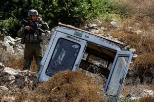 Un soldado israelí mantiene guardia en el lugar de lo que el ejército israelí dijo que fue un ataque de embestida cerca de Hebrón, en la Cisjordania ocupada por Israel, el 30 de agosto de 2023.