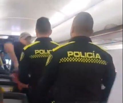 Un ciudadano extranjero agredió a dos uniformados de la Policía Nacional al interior de un avión en el aeropuerto de Barranquilla.