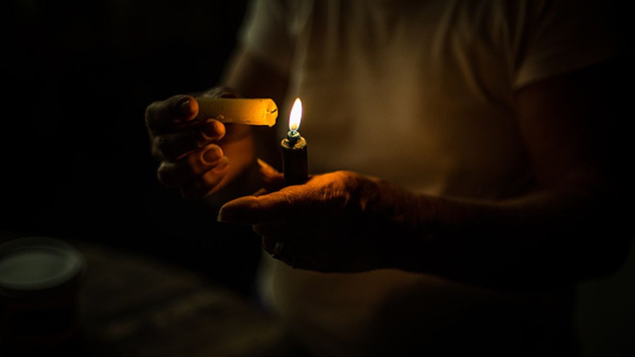 En 12 ciudades de Venezuela, el 37 % de sus residentes señalaron que  sufrieron de dos a seis horas de interrupciones eléctricas diarias en marzo. Photographer: Meridith Kohut/Bloomberg via Getty Images