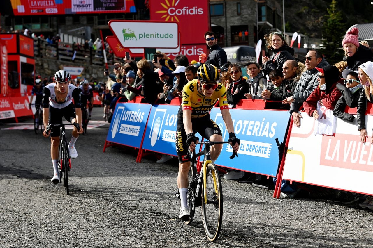 ARINSAL, ESPAÑA – 28 DE AGOSTO: Jonas Vingegaard de Dinamarca y el equipo Jumbo-Visma cruzan la línea de meta como segundo lugar durante la 78.ª Vuelta a España 2023, Etapa 3, una etapa de 158,5 km desde Súria a Arinsal 1911m/ #UCIWT / el 28 de agosto. 2023 en Arinsal, Andorra. (Foto de Tim de Waele/Getty Images)