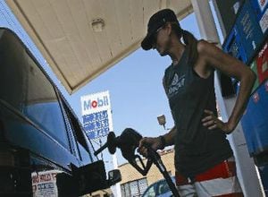 La gasolina y el diésel están alcanzando precios récord. Nunca antes costó tanto llenar el tanque. 