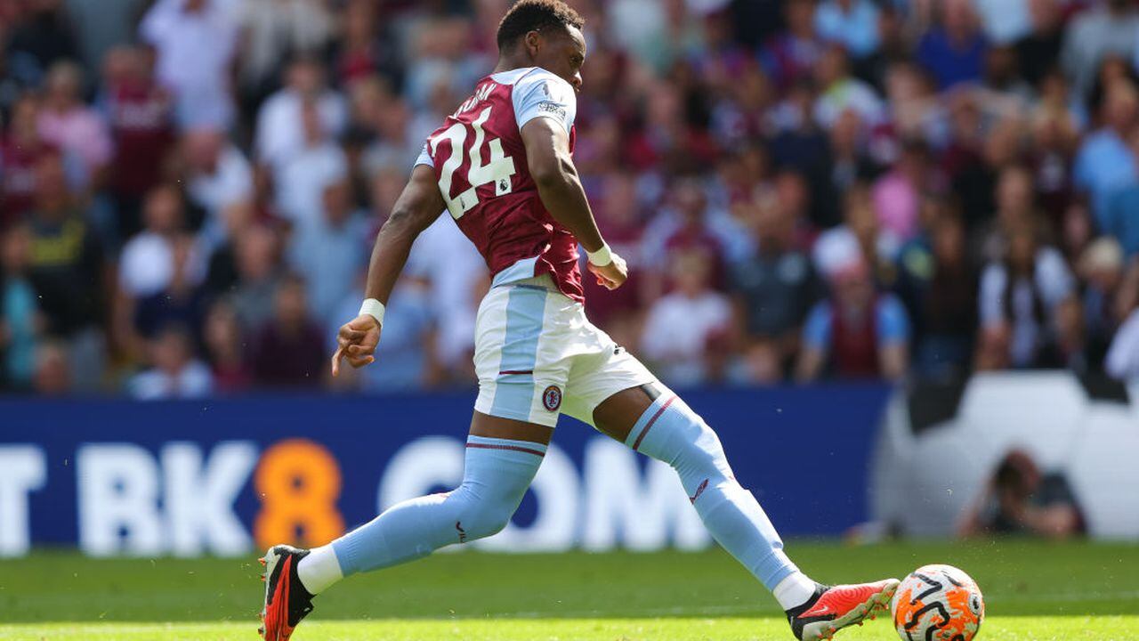 BIRMINGHAM, ENGLAND - AUGUST 20: Jhon Duran of Aston Villa scores his side's fourth goal during the Premier League match between Aston Villa and Everton FC at Villa Park on August 20, 2023 in Birmingham, England. (Photo by James Gill - Danehouse/Getty Images)