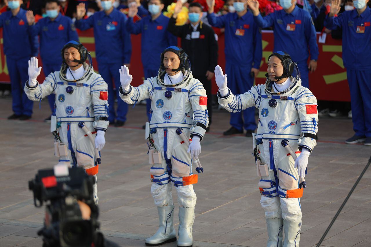 los astronautas chinos Gui Haichao, Zhu Yangzhu y Jing Haipeng de la misión espacial tripulada Shenzhou-16 asisten a una ceremonia de despedida en el Centro de Lanzamiento de Satélites de Jiuquan el 30 de mayo de 2023 en Jiuquan