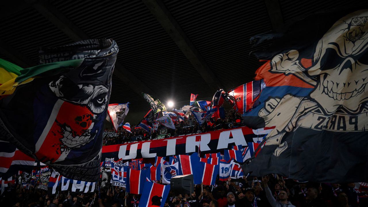 El grupo de seguidores Ultras de Paris Saint-Germain asiste al partido de fútbol de la L1 francesa entre Paris Saint-Germain (PSG) y OGC Nice en el estadio Parc des Princes de París el 1 de octubre de 2022. (Foto de Anne-Christine POUJOULAT / AFP)