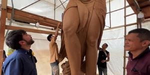 La escultura mide más de 6 metros