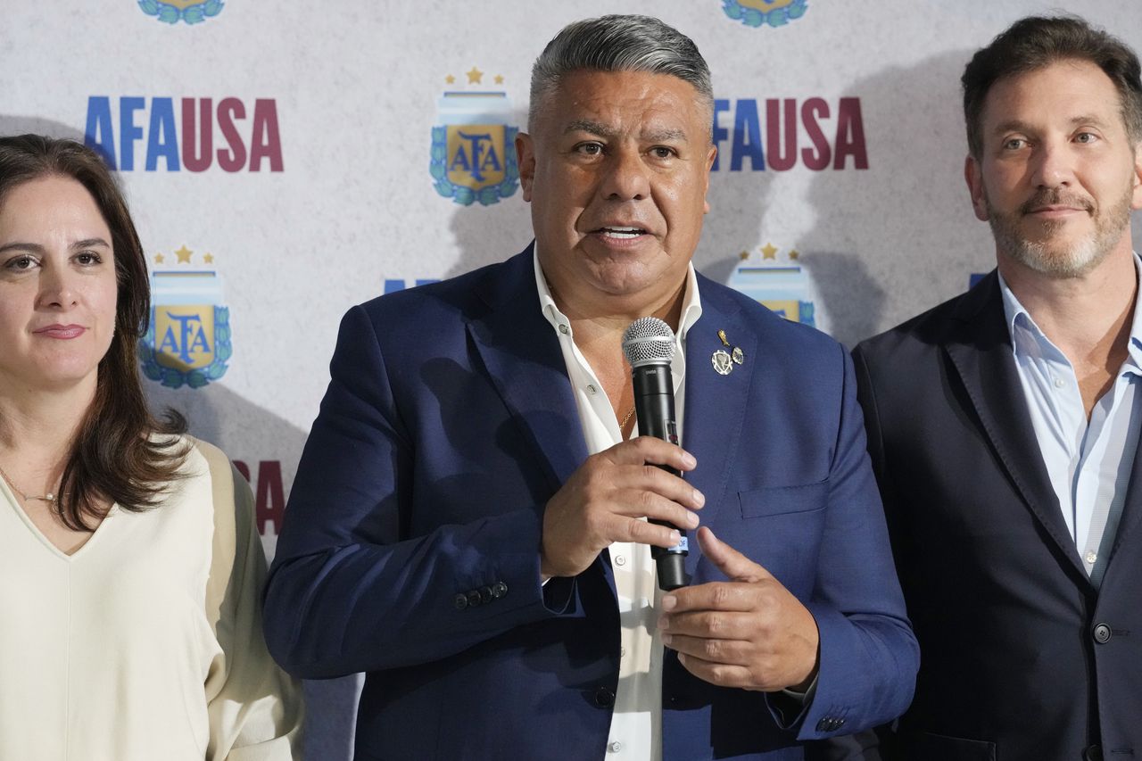 El presidente de la Asociación del Fútbol Argentino, Claudio "Chiqui" Tapia, habla durante la ceremonia de apertura de la sede de la AFA en Estados Unidos el jueves 7 de diciembre de 2023, en Miami. (AP Foto/Marta Lavandier)