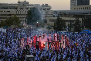Israelíes protestan contra los planes del gobierno del primer ministro Benjamin Netanyahu para reformar el sistema judicial, y en apoyo a la Corte Suprema, en Jerusalén, el 11 de septiembre de 2023. (AP Foto/Ohad Zwigenberg)