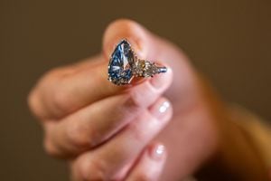 Esta fotografía tomada el 2 de noviembre de 2023 en Ginebra muestra "Bleu Royal", un raro diamante en forma de pera de 17,61 quilates. (Photo by PIERRE ALBOUY / AFP)