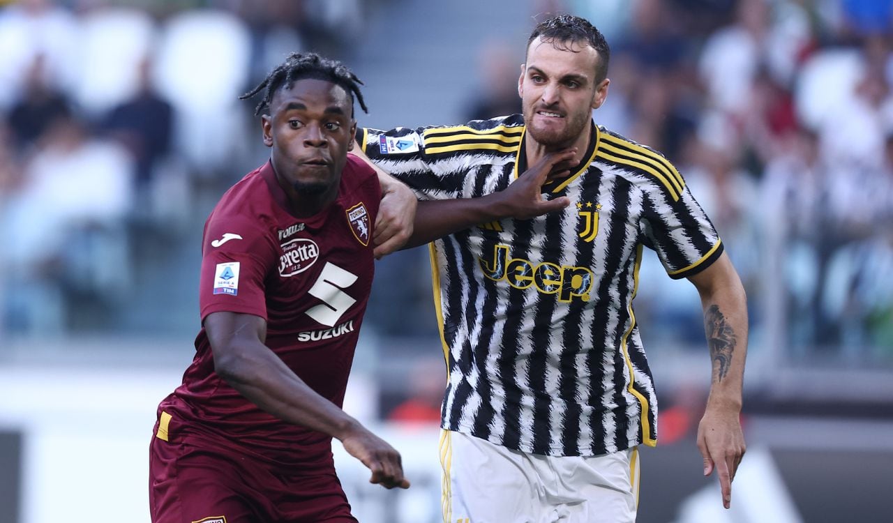 Duván Zapata enfrentando el clásico de Turín con Torino, ante Juventus