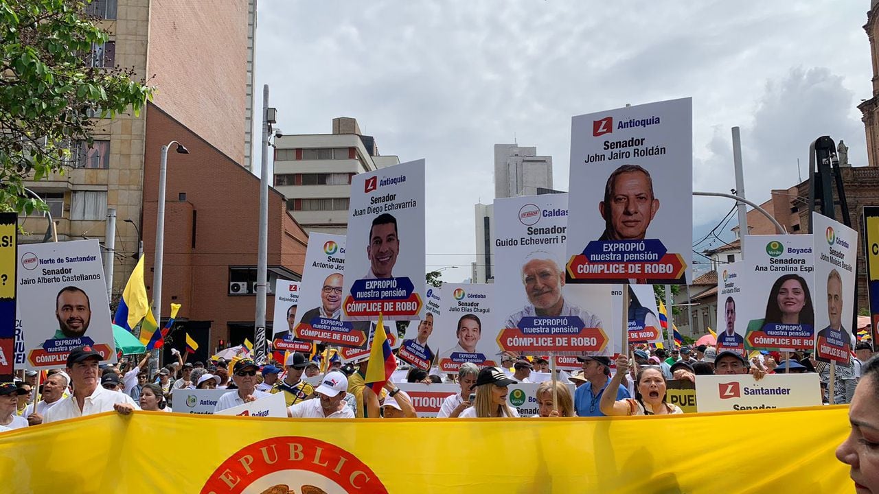 Marchantes en Medellín exponen carteles de dirigentes políticos señalados como "cómplices de robo"