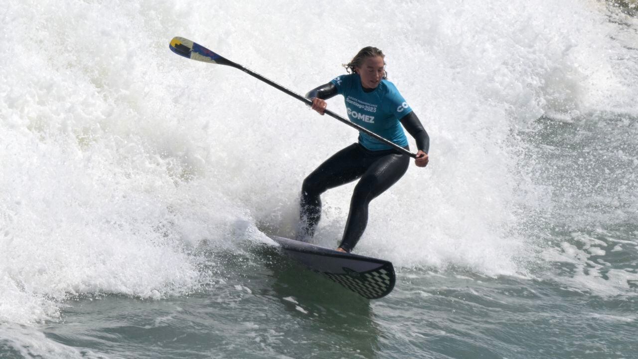 La colombiana Isabella Gómez compite durante la final por la medalla de oro de SUP en surf femenino de los Juegos Panamericanos Santiago 2023 en la playa Punta de Lobos en Pichilemu, Chile, el 30 de octubre de 2023. (Foto de ERNESTO BENAVIDES / AFP)