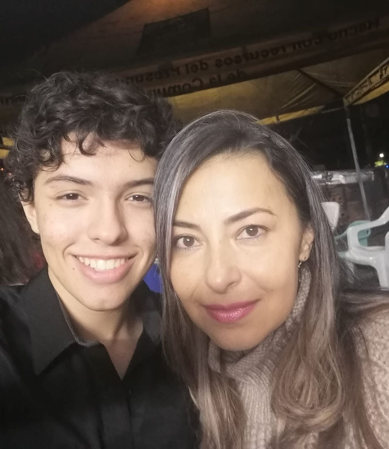 Lina Ramírez junto a su hijo Julián Gómez, quien a los ocho meses de edad lo diagnosticaron con hipoacusia neurosensorial bilateral profunda.