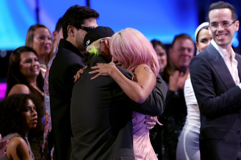 La pareja de artistas urbanos protagonizaron un emotivo y especial abrazo en los Latin Grammy (Photo by Rodrigo Varela/Getty Images for Latin Recording Academy)