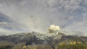 Se ha visualizado azufre saliendo del volcán Nevado del Ruiz.