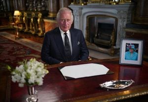 El rey Carlos III de Gran Bretaña hace un discurso televisado a la nación y la Commonwealth desde el Blue Drawing Room en el Palacio de Buckingham en Londres el 9 de septiembre de 2022, un día después de que la reina Isabel II muriera a la edad de 96 años.