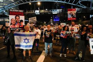 Familiares y amigos de las alrededor de 240 personas retenidas por Hamás en Gaza piden al primer ministro israelí Benjamin Netanyahu su regreso durante una manifestación en Tel Aviv, Israel, el 21 de noviembre de 2023. (AP Foto/Ariel Schalit)