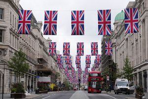 Regent Street está decorada con banderas británicas, antes de la Coronación del Rey Carlos y Camilla, Reina Consorte de Gran Bretaña, en Londres, Gran Bretaña, el 1 de mayo de 2023. 