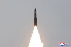 El Ejército Popular de Corea lanza un misil balístico intercontinental Hwasong-18 desde un lugar no revelado en Corea del Norte en esta imagen publicada por la Agencia Central de Noticias de Corea del Norte el 16 de mayo de 2023.