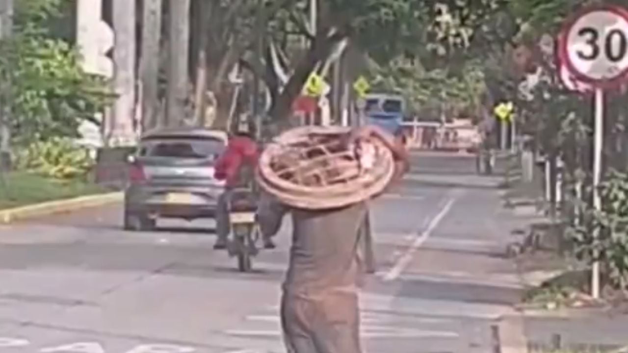 En un vídeo se puede observar como un habitante de calle recorre distintas zonas del sur de Cali con una tapa del alcantarillado.
