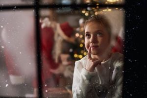 Embellezca su hogar con magia navideña: Descubra increíbles ideas para decorar sus ventanas en esta temporada festiva.
