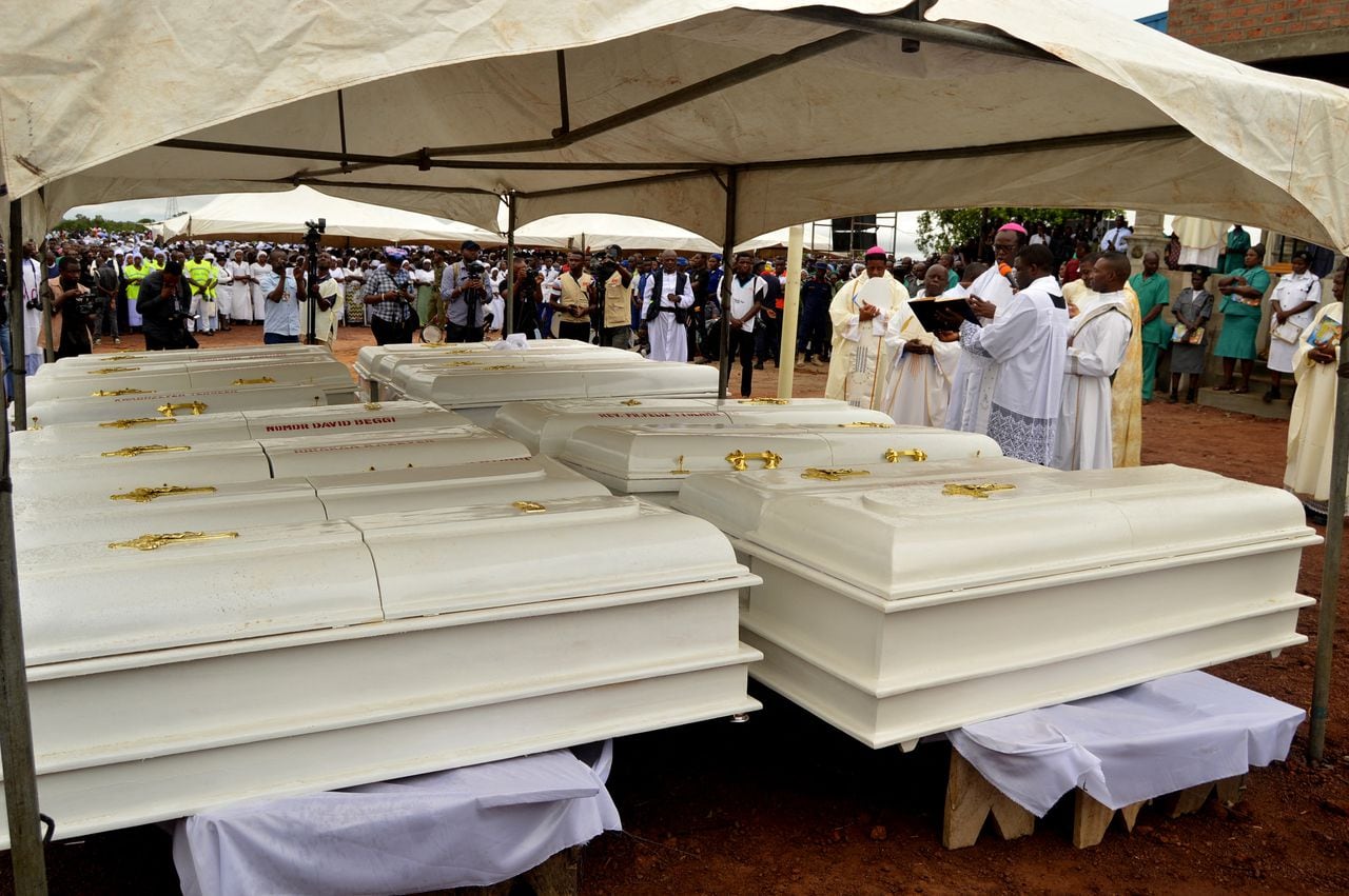Los ataúdes de 17 fieles y dos sacerdotes, que supuestamente fueron asesinados en Nigeria. (Foto de archivo)