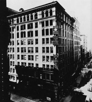 El origen de esta fecha emblemática se encuentra en el trágico incendio de la fábrica Triangle Shirtwaist en Nueva York en 1908, que se cobró la vida de más de 100 mujeres trabajadoras y se convirtió en un catalizador para el movimiento de reforma laboral y de derechos de la mujer.