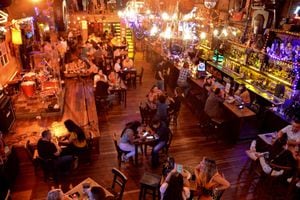 Ciudadanos se reúnen en un restaurante ubicado en el barrio Granada, en el oeste de Cali. Este es uno de los sectores que han tenido una recuperación económica lenta pero progresiva, según Acodrés.