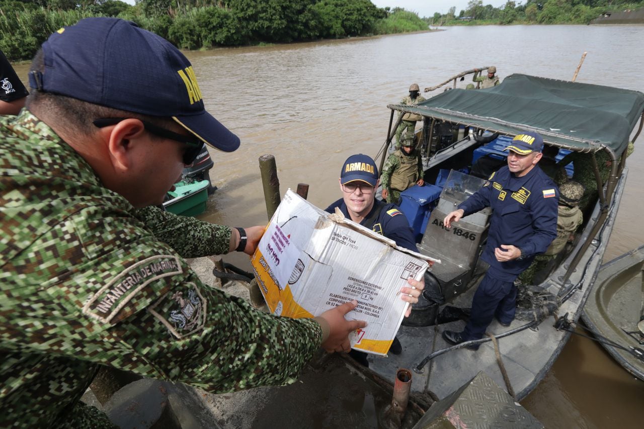 En el buque de la Armada Nacional se llevaron también medicamentos, ropa, arroz fortificado y otras ayudas humanitarias.