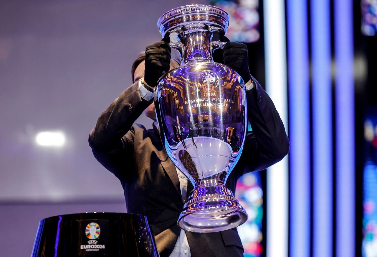 El trofeo se retira después del sorteo final de la competición de fútbol del Campeonato de Europa de la UEFA Euro 2024 en Hamburgo, norte de Alemania, el 2 de diciembre de 2023. (Foto de Odd ANDERSEN / AFP)