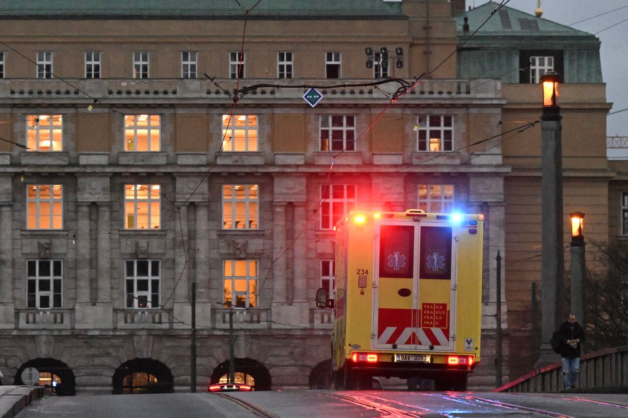 Según los medios de comunicación checos, el tiroteo tuvo lugar en la Facultad de Arte, cuyos profesores y alumnos recibieron la orden de encerrarse mientras intervenía la policía.