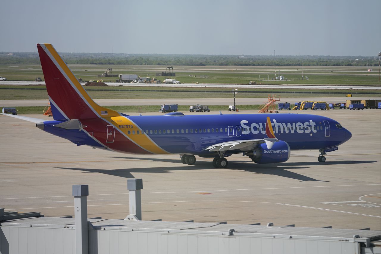 Un avión de Southwest Airlines se ve en una pista en el Aeropuerto Will Rogers World el martes 18 de abril de 2023 en la ciudad de Oklahoma.