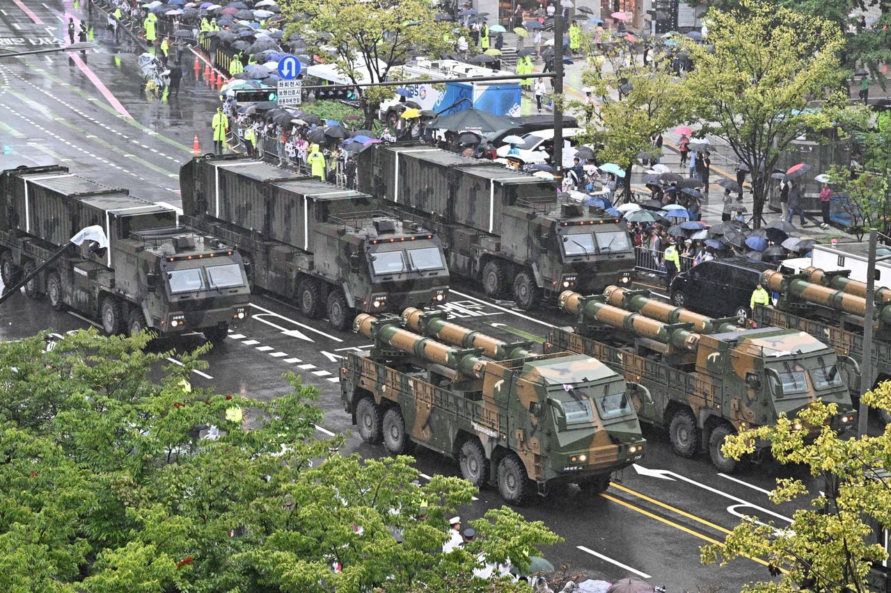 Los vehículos Hyunmoo-3 participan en un desfile militar para celebrar el 75º Día de las Fuerzas Armadas de Corea del Sur en Seúl.