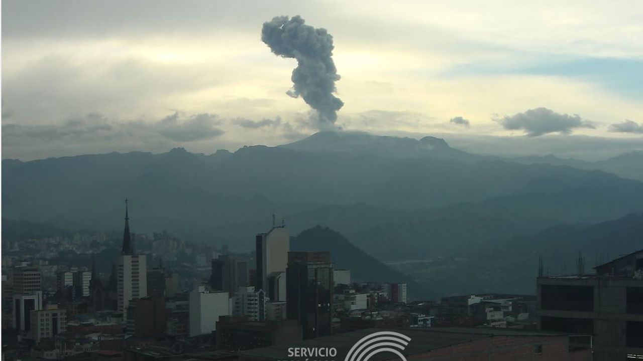 El pasado 27 de julio la altura de la columna de gases y ceniza alcanzó 2.300 metros en vertical y 3.500 metros en dispersión, sobre la cima del volcán.