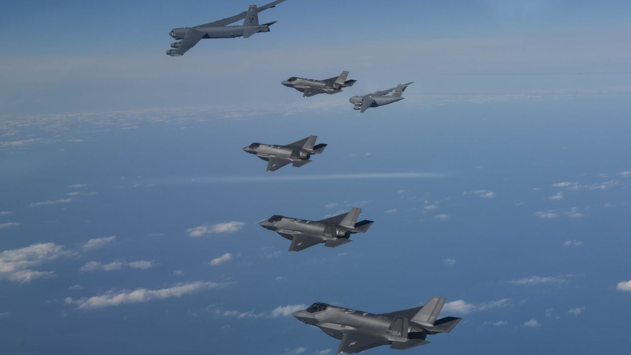 En esta imagen publicada por el Ministerio de Defensa de Corea del Sur, un bombardero estratégico B-52H de EE. UU., un C-17 y aviones de combate F-35 de la Fuerza Aérea de Corea del Sur vuelan sobre Corea del Sur durante el vuelo conjunto. simulacros el 20 de diciembre de 2022 en un lugar no revelado en Corea del Sur.